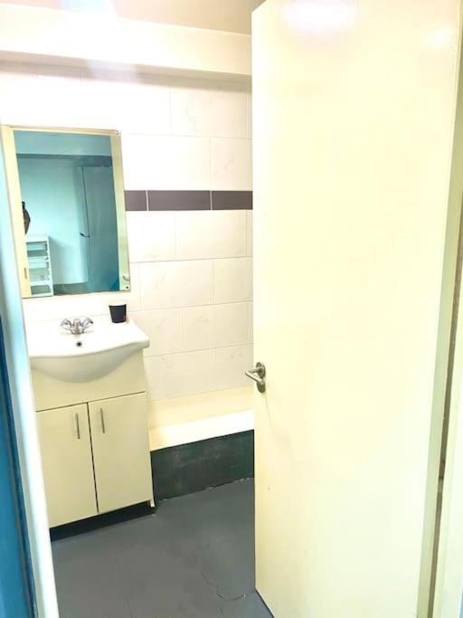 Cozy Studio Opposite Chelsea Stadium ロンドン エクステリア 写真